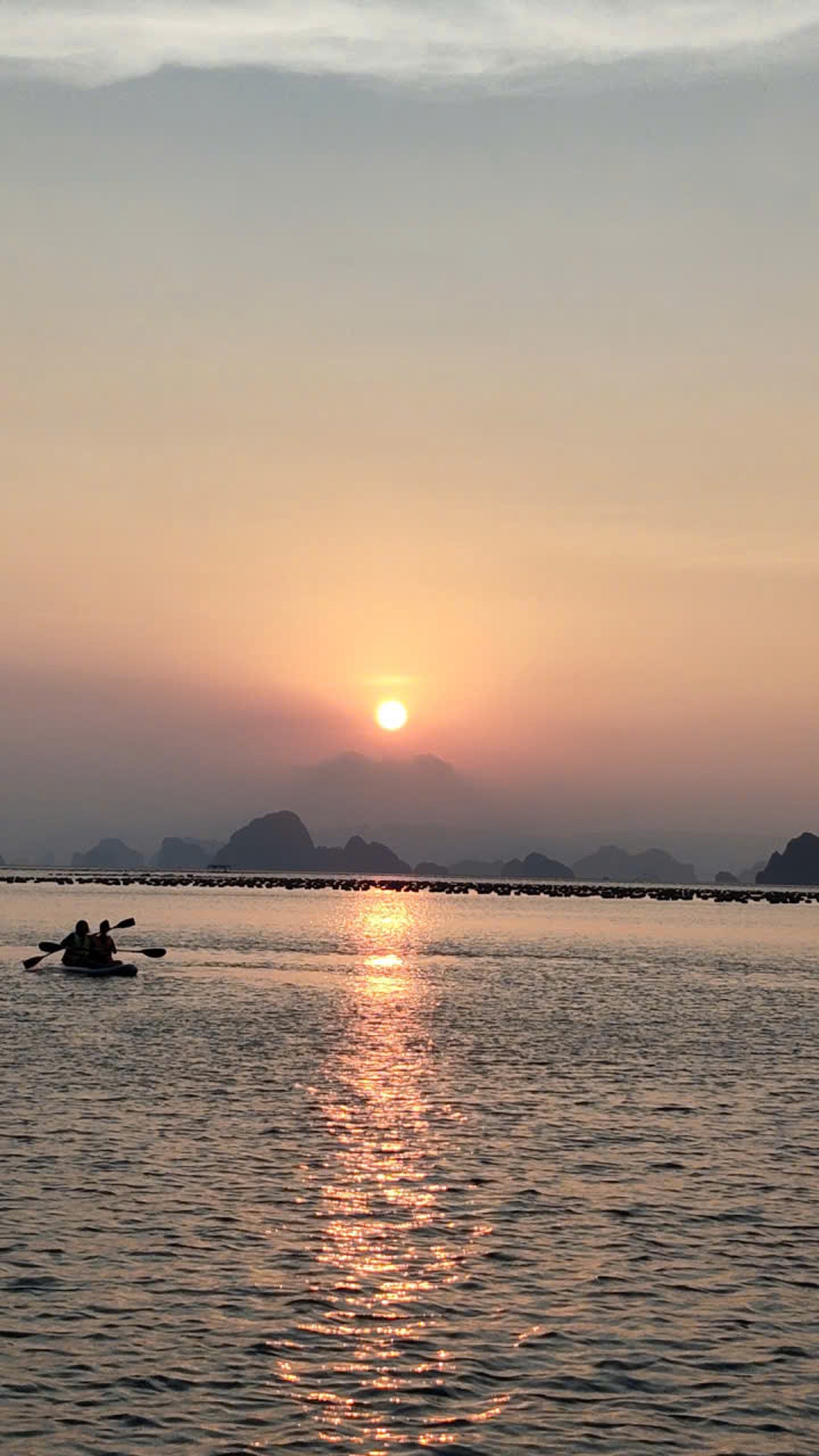 Van don bay moments video poster